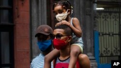 Habitantes de la capital deben acogerse a severas medidas de control contra la propagación del coronavirus. (AP Photo/Ramon Espinosa)