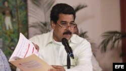 Tras su llegada al aeropuerto de Maiquetía, Maduro mostró documentos con la firma de Chávez.