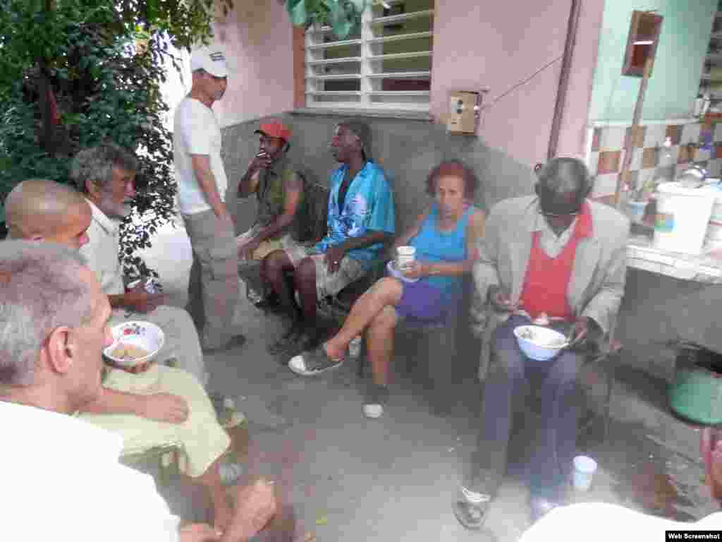 Desamparados en Colón reciben ayuda de exiliados y activistas que se han unido enel&nbsp; proyecto Lanza Flores para ofrecer un almuerzo semanal a los desamparados de la localidad.
