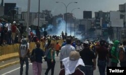 Miles de personas protestaron este miércoles en Venezuela contra la constituyente de Nicolás Maduro.