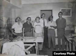 En la redacción del diario El Mundo (tercero de derecha a izquierda) con colegas no identificados (Cortesía/Familia Prohías).
