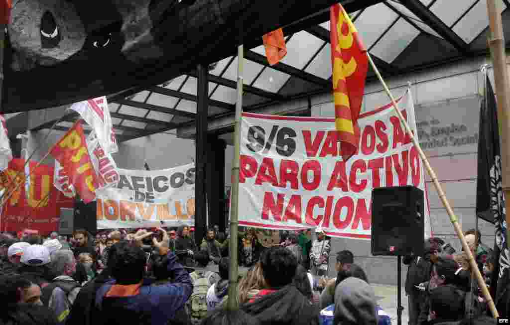 Manifestantes protestan al frente del Ministerio de Trabajo en Buenos Aires (Argentina). 