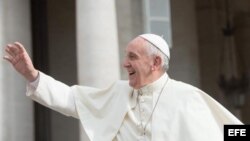 El papa Francisco saluda durante la audiencia general de los miércoles en la plaza de San Pedro en el Vaticano 