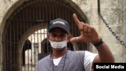 En esta foto compartida en su página de Facebook aparece Maykel Castillo Pérez (El Osorbo) al salir de la estación policial de Cuba y Chacón, en La Habana Vieja, pidiendo solidaridad con el prisionero de conciencia Silverio Portal Contreras.