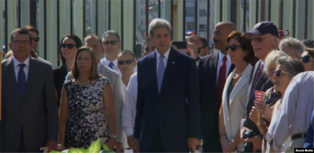 Kerry junto a Josefina Vidal en la inauguración de la embajada de Estados Unidos en Cuba.