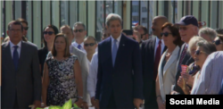 Kerry junto a Josefina Vidal en la inauguración de la embajada de Estados Unidos en Cuba.