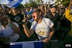 Una mujer grita arengas durante una gran manifestación contra el Gobierno Daniel Ortega.