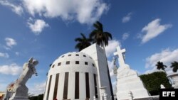 Un panteón de estilo Art Deco en el Cementerio Colón de la capital cubana.