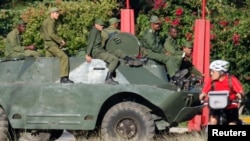 Soldados cubanos sobre un BRDM-2. REUTERS/Desmond Boylan