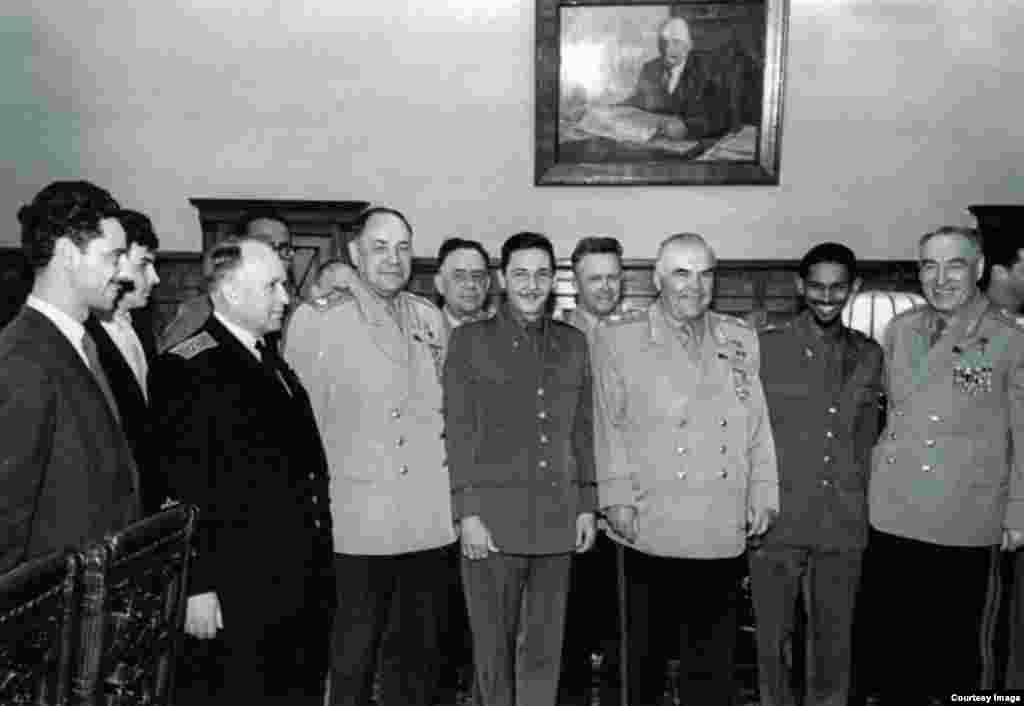 En Moscú Raúl Castro con el mariscal Malinovski. 