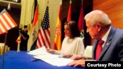La alcaldesa de Madrid, Ana María Botella, y el alcalde de Miami, Tomás Regalado, firmaron un acuerdo de hermanamiento entre las dos ciudades.