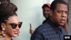 La cantante estadounidense Beyoncé (c) y su esposo, el rapero Jay-Z (d) salen el jueves 4 de abril del Hotel Saratoga en La Habana, donde se hospedaron junto a miembros de su familia, para celebrar los 5 años de su matrimonio