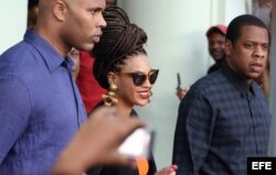 Beyoncé y Jay-Z salen del Hotel Saratoga, donde se hospedaron en su visita a La Habana. EFE
