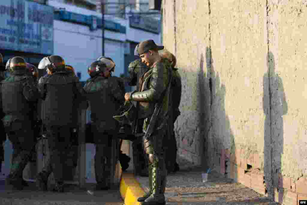 Integrantes de la Guardia Nacional Venezolana se preparaban para enfrentar a los manifestantes este domingo 16 de febrero en Caracas.