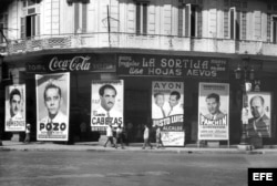 Coca-Cola se anuncia sobre carteles electorales en el Paseo del Prado, de la campaña para elecciones generales y presidenciales de noviembre de 1954.