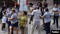 Momento del arresto el domingo de la líder de las Damas de Blanco, Berta Soler. (Angel Moya/Twitter)