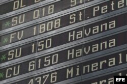 Un panel informativo muestra los detalles de salida del vuelo de la compañía Cubana CU 6150 con destino a La Habana en el aeropuerto de Sheremetyevo en Moscú (Rusia).