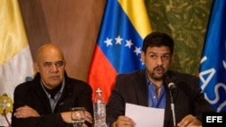 Delegados del Gobierno y la oposición de Venezuela en la mesa de diálogo