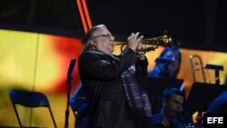 El músico cubano Arturo Sandoval actúa en la 13ra. edición de los Premios Grammy Latino en Las Vegas.
