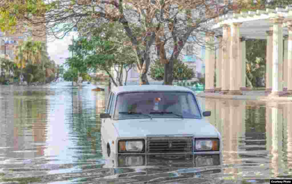 Parque Villalón: Las zonas costeras de La Habana sufrieron fuertes penetraciones del mar asociadas a una fuerte baja extratropical.