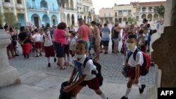 Niños en Cuba usando máscara para evitar contagio de coronavirus. (Yamil Lage/AFP).
