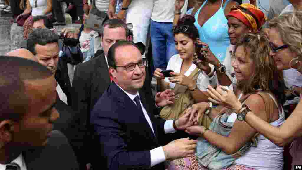El presidente de Francia Francois Hollande saluda a varias personas mientras realiza un recorrido por el Paseo del Prado, en La Habana.