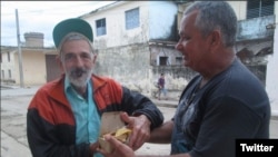 El opositor Francisco Rangel distribuye alimentos a desamparados en Colón, Matanzas, bajo el poryecto Capitán Tondique.
