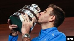 Juan Martín Del Potro besa el trofeo de la Copa Davis de Tenis, en Buenos Aires.