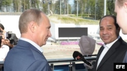 El presidente ruso, Vladimir Putin (2º dcha) se reúne con el presidente egipcio, Abdel Fatah al Sisi (d) en Sochi, Rusia. 