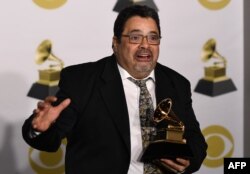 Arturo O'Farrill con un premio Grammy