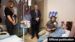 El presidente Donald Trump y la primera dama Melania Trump visitan a heridos durante la masacre ocurrida en Las Vegas en octubre de 2017 (White House)