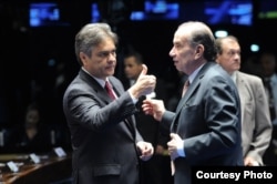 Los senadores brasileños Cassio Cunha (i) y Aloisio Nunes ven en Más Médicos un acuerdo bilateral enmascarado con Cuba.