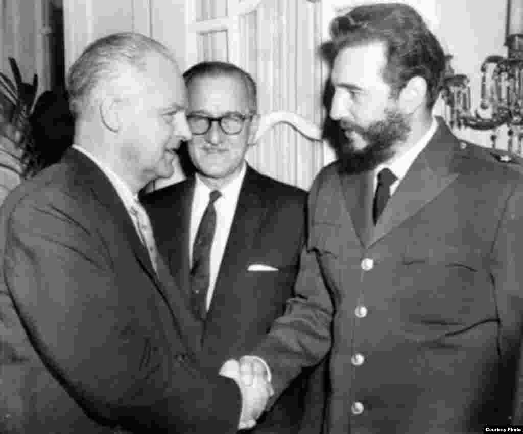 El embajador soviético en Cuba; Ernesto Dihigo, embajador de Cuba en Estados Unidos; y el mandatario Fidel Castro (i-d).