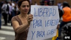 Estudiantes se manifiestan frente a la Embajada cubana en Caracas
