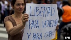 Estudiantes se manifiestan frente a la Embajada cubana en Caracas.