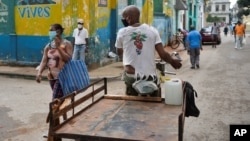 La Habana sigue reportando el mayor número de contagios diariamente, con focos de transmisión en varios de sus municipios. (Yamil LAGE / AFP)