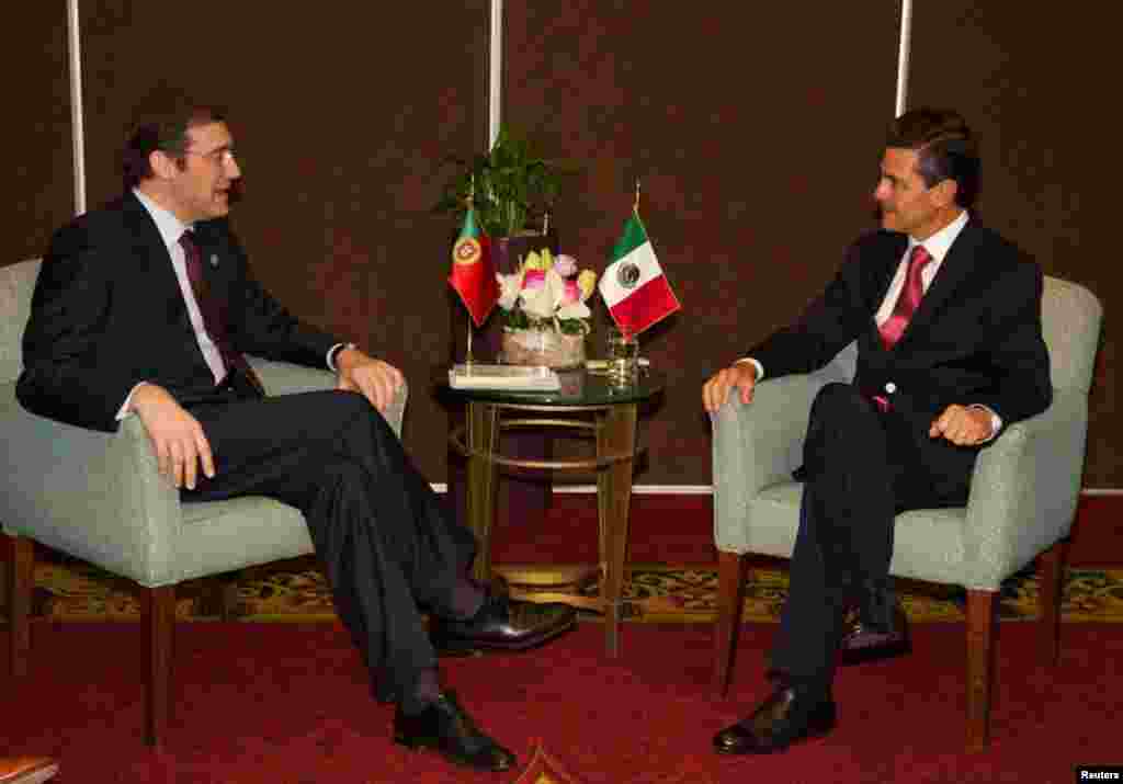 Presidente de M&eacute;xico Pe&ntilde;a Nieto (D) y Primer Ministro de Portugal Pedro Passos Coelho&nbsp; durante un encuentro este s&aacute;bado en Santiago de Chile