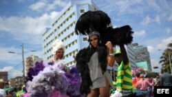 Una Drag Queen baila sobre una carroza durante una "conga" contra la homofobia y la transfobia en La Habana.