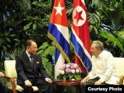 Raúl Castro recibe al general Kim Yong Chol, alto oficial de la inteligencia y miembro del Buró Político del Partido de los Trabajadores de Corea del Norte.