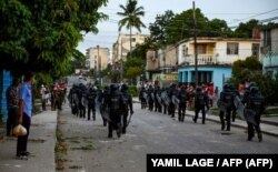 La policía antidisturbios recorre las calles luego de una manifestación contra el gobierno de Miguel Díaz-Canel en el municipio de Arroyo Naranjo, La Habana el 12 de julio de 2021.