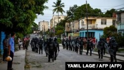 La policía antidisturbios recorre las calles luego de una manifestación contra el gobierno de Miguel Díaz-Canel en el municipio de Arroyo Naranjo, La Habana el 12 de julio de 2021. (Yamil Lage /AFP).