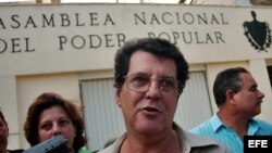 El disidente Oswaldo Payá (d), gestor principal del Proyecto Varela conversa con la prensa en la entrada del Parlamento cubano luego de entregar una caja con 14364 firmas de ciudadanos avalando las reformas que promueve el Proyecto Varela.
