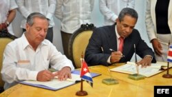 El canciller de Costa Rica, Enrique Castillo (i), y el ministro interino de Comercio Exterior y la Inversión Extranjera en Cuba, Antonio L. Carricarte Corona (d), firman en La Habana el "Acuerdo Marco de Cooperación entre ambos Gobiernos". 