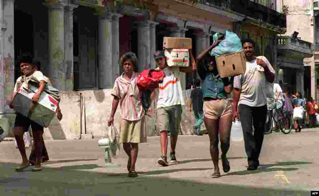 La crisis habitacional en Cuba, según cifras oficiales, requiere casi un millón de viviendas para su solución. Imagen de una familia trasladadando sus pertenencias en La Habana tras el paso de un huracán.&nbsp;Sus hogares corrían peligro de derrumbe. Foto: ADALBERTO ROQUE / AFP