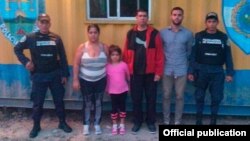 Los cuatro cubanos hallados sin documentos en la Aduana de Agua Caliente, frontera Honduras-Guatemala. 
