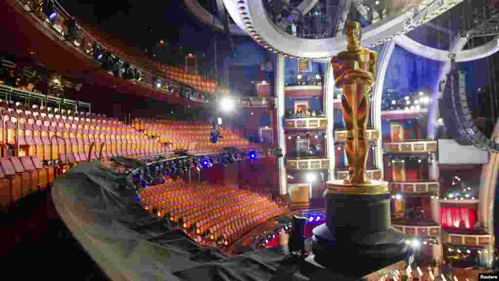 Estados Unidos - La estatuilla del Oscar se presenta durante un ensayo previo al premio Oscar el 24 de febrero 