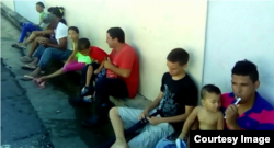 Cinco niños son parte del grupo de cubanos que permanecen en la calle esperando refugio político.