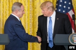 El presidente de EE.UU., Donald J. Trump (d), estrecha la mano del primer ministro israelí, Benjamin Netanyahu (i), en la Casa Blanca en febrero de 2017