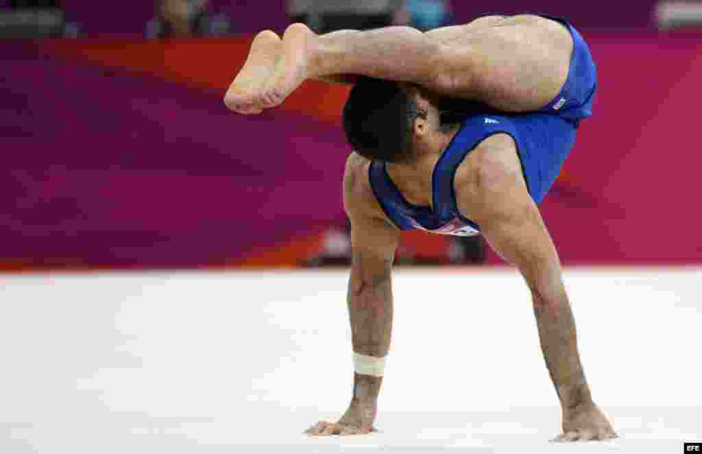 El cubano-americano Danell Leyva realiza su ejercicio de suelo durante la final del concurso m&uacute;ltiple individual de gimnasia art&iacute;stica masculina durante los Juegos Ol&iacute;mpicos de 2012. 
