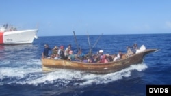 Rescate y repatriación de 28 balseros cubanos en alta mar por la Guardia Costera de EEUU.